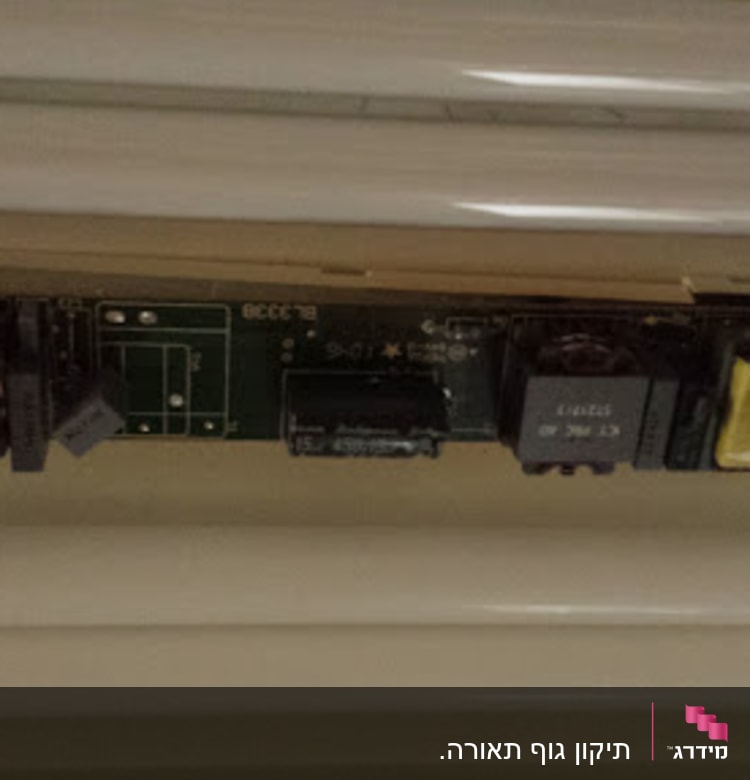 רכיבים אלקטרוניים על לוח מעגל מודפס